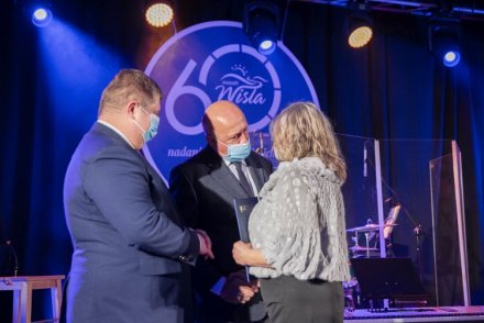 Koncert Noworoczny Miasta Wisła - wręczenie Złotej Honorowej Odznaki za Zasługo dla Wojewaództwa Śląskiego dla PTTK oddział Wisła na ręce Pani Prezes Izabeli Rudzińskiej